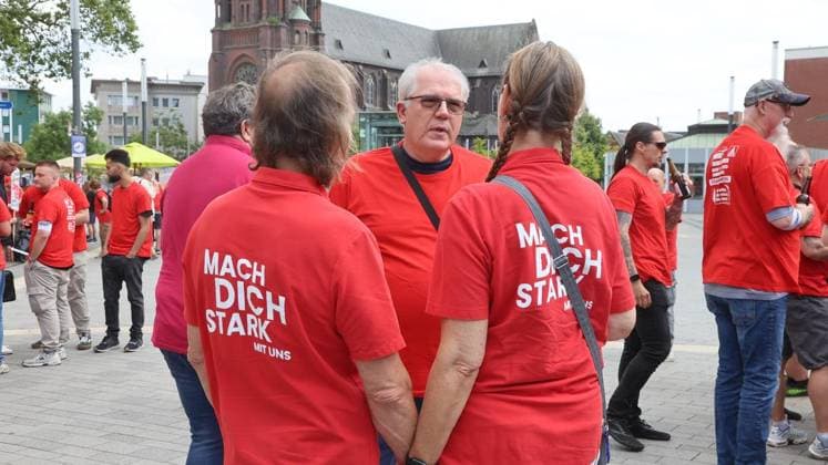 Protestaktion IG Metall gegen sozialen Kahlschlag auf dem Heinrich-König-Platz in Gelsenkirchen ** NUR FÜR REDAKTIONELLE ZWECKE ** EDITORIAL USE ONLY **<p>Protestaktion IG Metall gegen sozialen Kahlschlag am Freitag den 03.Juli 2026 auf dem Heinrich-König-Platz in Gelsenkirchen Foto : Frank Oppitz FUNKE Foto Services< p> Politik Deutschland NRW Gelsenkirchen Copyright: FrankxOppitz *** IG Metall Protest Against Social Cuts at Heinrich König Platz in Gelsenkirchen ** FOR EDITORIAL USE ONLY ** EDITORIAL USE ONLY ** p IG Metall protest against social cuts on Friday, July 3, 2026, at Heinrich König Platz in Gelsenkirchen Photo by Frank Oppitz, FUNKE Photo Services p Politics Germany North Rhine-Westphalia Gelsenkirchen Copyright FrankxOppi Copyright: FrankxOppitz doc86k2vu5xmjcybm4r103b ,EDITORIAL USE ONLY
