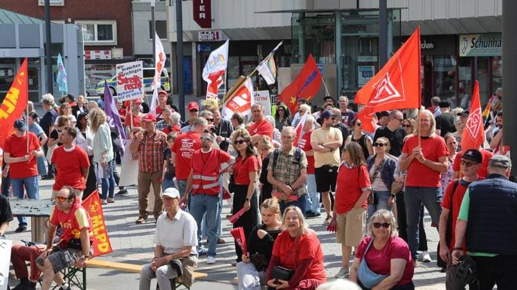 Protestaktion IG Metall gegen sozialen Kahlschlag auf dem Heinrich-König-Platz in Gelsenkirchen ** NUR FÜR REDAKTIONELLE ZWECKE ** EDITORIAL USE ONLY **<p>Protestaktion IG Metall gegen sozialen Kahlschlag am Freitag den 03.Juli 2026 auf dem Heinrich-König-Platz in Gelsenkirchen Foto : Frank Oppitz FUNKE Foto Services< p> Politik Deutschland NRW Gelsenkirchen Copyright: FrankxOppitz *** IG Metall Protest Against Social Cuts at Heinrich König Platz in Gelsenkirchen ** FOR EDITORIAL USE ONLY ** EDITORIAL USE ONLY ** p IG Metall protest against social cuts on Friday, July 3, 2026, at Heinrich König Platz in Gelsenkirchen Photo by Frank Oppitz, FUNKE Photo Services p Politics Germany North Rhine-Westphalia Gelsenkirchen Copyright FrankxOppi Copyright: FrankxOppitz doc86k2xohvpfp1jrhu4m9n ,EDITORIAL USE ONLY