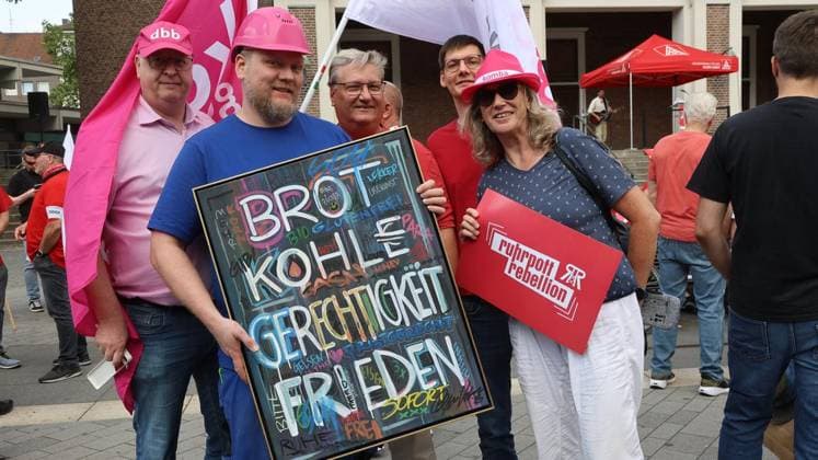 Protestaktion IG Metall gegen sozialen Kahlschlag auf dem Heinrich-König-Platz in Gelsenkirchen ** NUR FÜR REDAKTIONELLE ZWECKE ** EDITORIAL USE ONLY **<p>Protestaktion IG Metall gegen sozialen Kahlschlag am Freitag den 03.Juli 2026 auf dem Heinrich-König-Platz in Gelsenkirchen Foto : Frank Oppitz FUNKE Foto Services< p> Politik Deutschland NRW Gelsenkirchen Copyright: FrankxOppitz *** IG Metall Protest Against Social Cuts at Heinrich König Platz in Gelsenkirchen ** FOR EDITORIAL USE ONLY ** EDITORIAL USE ONLY ** p IG Metall protest against social cuts on Friday, July 3, 2026, at Heinrich König Platz in Gelsenkirchen Photo by Frank Oppitz, FUNKE Photo Services p Politics Germany North Rhine-Westphalia Gelsenkirchen Copyright FrankxOppi Copyright: FrankxOppitz doc86k2xom4tw116en7lqx ,EDITORIAL USE ONLY