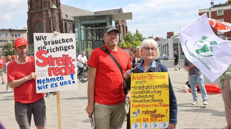 Protestaktion IG Metall gegen sozialen Kahlschlag auf dem Heinrich-König-Platz in Gelsenkirchen ** NUR FÜR REDAKTIONELLE ZWECKE ** EDITORIAL USE ONLY **<p>Protestaktion IG Metall gegen sozialen Kahlschlag am Freitag den 03.Juli 2026 auf dem Heinrich-König-Platz in Gelsenkirchen Foto : Frank Oppitz FUNKE Foto Services< p> Politik Deutschland NRW Gelsenkirchen Copyright: FrankxOppitz *** IG Metall Protest Against Social Cuts at Heinrich König Platz in Gelsenkirchen ** FOR EDITORIAL USE ONLY ** EDITORIAL USE ONLY ** p IG Metall protest against social cuts on Friday, July 3, 2026, at Heinrich König Platz in Gelsenkirchen Photo by Frank Oppitz, FUNKE Photo Services p Politics Germany North Rhine-Westphalia Gelsenkirchen Copyright FrankxOppi Copyright: FrankxOppitz doc86k2xoqhooj117cnp11r6 ,EDITORIAL USE ONLY