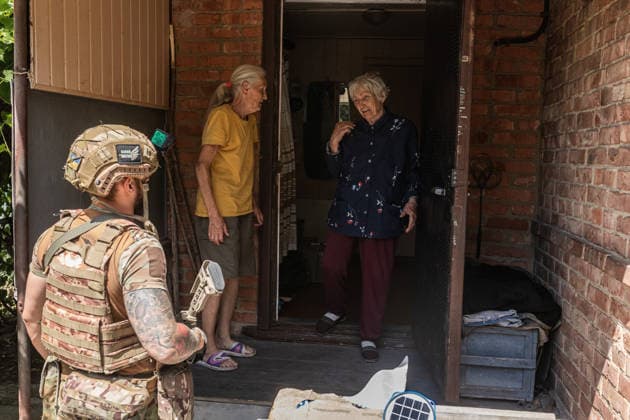 White Angels police unit evacuates civilians from Druzhkivka DRUZHKIVKA, UKRAINE - JULY 03: White Angels police unit evacuates civilians from the areas that has come under heavy attack from Russian forces in recent weeks in Druzhkivka, Ukraine, on July 03, 2026. Diego Herrera Carcedo Anadolu Druzhkivka Ukraine. Editorial use only. Please get in touch for any other usage.  Copyright: x2026xAnadoluxDiegoxHerreraxCarcedox