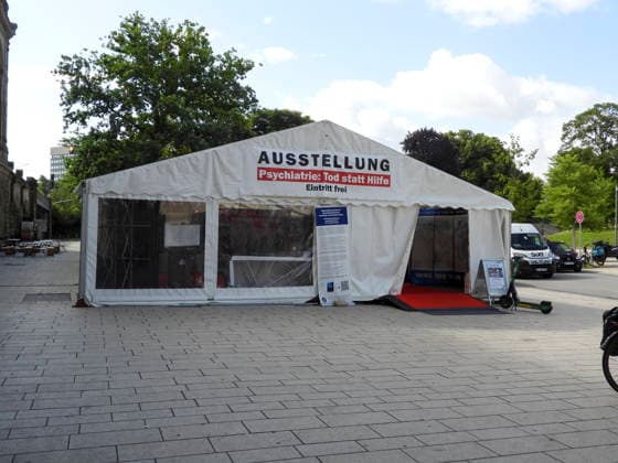 CNTV SIENTOLOGY - Ein den Sientologen nahestehender Verein demonstriert mit einem Info Zelt noch bis Sonntag am Bahnhof Dammtor gegen einen Psychatrie Kongress der im naheliegenden Congress Centrum stattfindet. 03.07.2026 Hamburg - Dammtor Hamburg Deutschland *** CNTV SCIENTOLOGY An association affiliated with Scientologists is holding a demonstration with an information tent at Dammtor Station through Sunday to protest a psychiatry conference taking place at the nearby Congress Center. July 3, 2026, Hamburg Dammtor, Hamburg, Germany