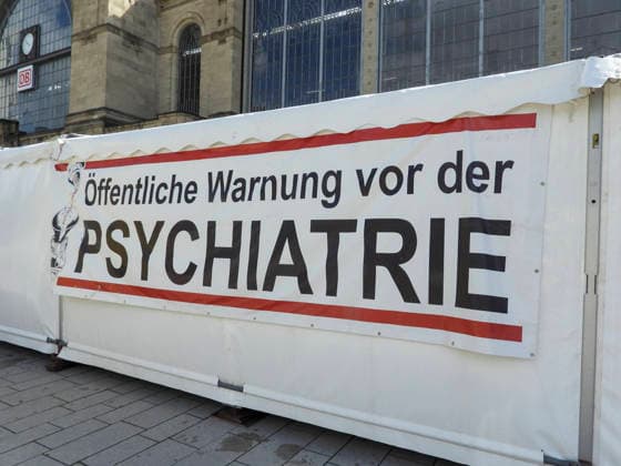 CNTV SIENTOLOGY - Ein den Sientologen nahestehender Verein demonstriert mit einem Info Zelt noch bis Sonntag am Bahnhof Dammtor gegen einen Psychatrie Kongress der im naheliegenden Congress Centrum stattfindet. 03.07.2026 Hamburg - Dammtor Hamburg Deutschland *** CNTV SCIENTOLOGY An association affiliated with Scientologists is holding a demonstration with an information tent at Dammtor Station through Sunday to protest a psychiatry conference taking place at the nearby Congress Center. July 3, 2026, Hamburg Dammtor, Hamburg, Germany