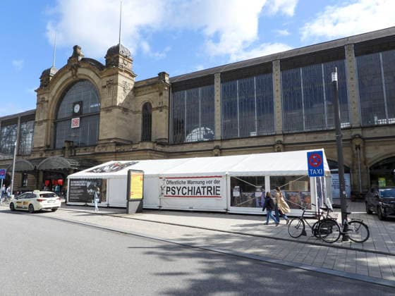 CNTV SIENTOLOGY - Ein den Sientologen nahestehender Verein demonstriert mit einem Info Zelt noch bis Sonntag am Bahnhof Dammtor gegen einen Psychatrie Kongress der im naheliegenden Congress Centrum stattfindet. 03.07.2026 Hamburg - Dammtor Hamburg Deutschland *** CNTV SCIENTOLOGY An association affiliated with Scientologists is holding a demonstration with an information tent at Dammtor Station through Sunday to protest a psychiatry conference taking place at the nearby Congress Center. July 3, 2026, Hamburg Dammtor, Hamburg, Germany