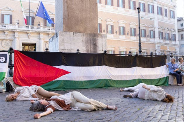 IPA86341200 - Performance in front of the Palazzo di Montecitorio in Rome to mark the 1,000 days since the start of the genocide in Gaza  Copyright: xMatteoxNardonex xx 86341200