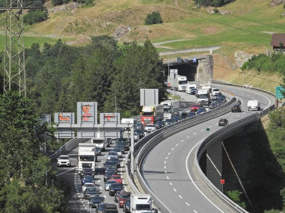 030726 Schweiz. Autobahn A2 Ferienstau,Ferien Bild , Stau vor dem Gotthardtunnel. *** 030726 Switzerland, A2 Highway, Holiday Traffic Jam, Holiday Photo, Traffic Jam Before the Gotthard Tunnel 