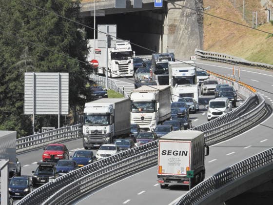 030726 Schweiz. Autobahn A2 Ferienstau,Ferien Bild , Stau vor dem Gotthardtunnel. *** 030726 Switzerland, A2 Highway, Holiday Traffic Jam, Holiday Photo, Traffic Jam Before the Gotthard Tunnel 
