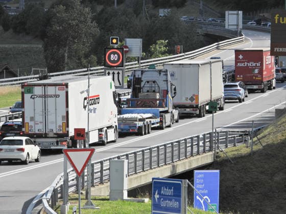 03.07.26 Schweiz. Autobahn A2 Ferienstau,Ferien Bild , Stau vor dem Gotthardtunnel. *** July 3, 2026 Switzerland, A2 Highway, Holiday Traffic Jam, Holiday Photo, Traffic Jam Before the Gotthard Tunnel 