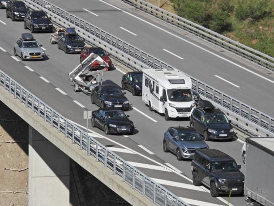 03.07.26 Schweiz. Autobahn A2 Ferienstau,Ferien Bild , Stau vor dem Gotthardtunnel. *** July 3, 2026 Switzerland, A2 Highway, Holiday Traffic Jam, Holiday Photo, Traffic Jam Before the Gotthard Tunnel 