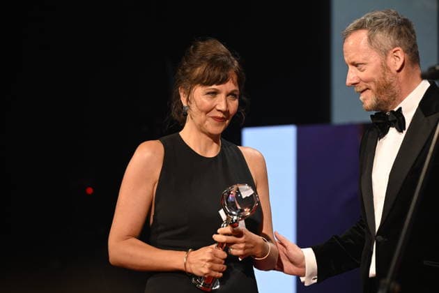 American director, screenwriter, and actress Maggie Gyllenhaal, left, accepts the Festival President s Award at the opening of the 60th Karlovy Vary International Film Festival, on July 3, 2026. The award is presented by the festival s executive director, Krystof Mucha, right. (CTKxPhoto KaterinaxSulova) CTKPhotoP2026070307580  CTKPhotoP2026070307580