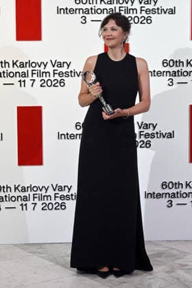 American director, screenwriter, and actress Maggie Gyllenhaal accepts the Festival President s Award at the opening of the 60th Karlovy Vary International Film Festival, on July 3, 2026. (CTKxPhoto SlavomirxKubes) CTKPhotoP2026070308137  CTKPhotoP2026070308137