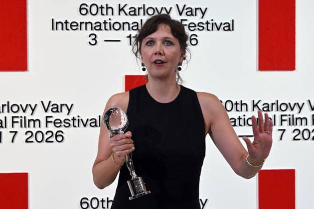 American director, screenwriter, and actress Maggie Gyllenhaal accepts the Festival President s Award at the opening of the 60th Karlovy Vary International Film Festival, on July 3, 2026. (CTKxPhoto SlavomirxKubes) CTKPhotoP2026070308138  CTKPhotoP2026070308138