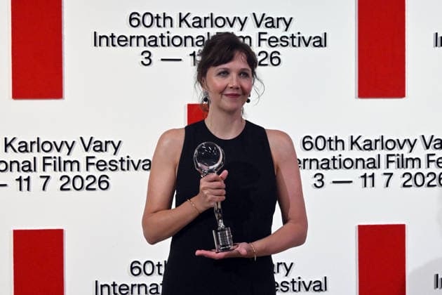 American director, screenwriter, and actress Maggie Gyllenhaal accepts the Festival President s Award at the opening of the 60th Karlovy Vary International Film Festival, on July 3, 2026. (CTKxPhoto SlavomirxKubes) CTKPhotoP2026070308141  CTKPhotoP2026070308141