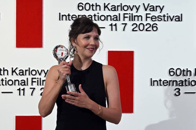 American director, screenwriter, and actress Maggie Gyllenhaal accepts the Festival President s Award at the opening of the 60th Karlovy Vary International Film Festival, on July 3, 2026. (CTKxPhoto SlavomirxKubes) CTKPhotoP2026070308136  CTKPhotoP2026070308136