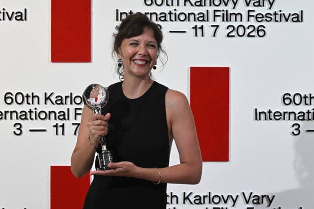 American director, screenwriter, and actress Maggie Gyllenhaal accepts the Festival President s Award at the opening of the 60th Karlovy Vary International Film Festival, on July 3, 2026. (CTKxPhoto SlavomirxKubes) CTKPhotoP2026070308143  CTKPhotoP2026070308143