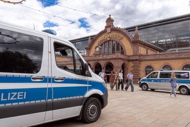 AfD-Bundesparteitag in Erfurt am 4. und 5. Juli, starke Polizeipräsenz in der Stadt und hier am Hauptbahnhof, am Vortag des Parteitags, Erfurt, 3. Juli 2026 Deutschland, Erfurt, 3. Juli 2026, AfD-Bundesparteitag in Erfurt am 4. und 5. Juli, starke Polizeipräsenz in der Stadt und hier am Hauptbahnhof, am Vortag des Parteitags, Erfurt bereitet sich auf das schwierige Wochenende vor, Protestbewegung, Politik, *** AfD National Party Convention in Erfurt on July 4 and 5; heavy police presence in the city and here at the main train station on the day before the convention; Erfurt, July 3, 2026; Germany, Erfurt, July 3, 2026; AfD National Party Convention in Erfurt on July 4 and 5; heavy police presence in the city and here at the main train sta
