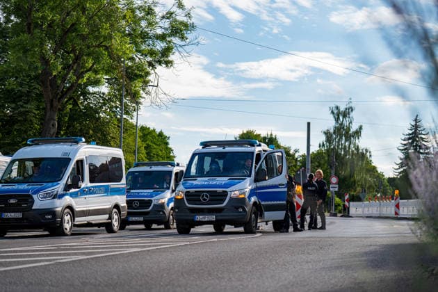 fD Erfurt Laufende Berichterstattung zum AfD-Bundesparteitag in Erfurt Gegenproteste angekündigt Tausende Polizisten im Einsatz Am 4. und 5. Juli 2026 trifft sich die AfD zum 17. Bundesparteitag in Erfurt. Die Veranstaltung findet in der Messehalle 1 der Messe Erfurt statt. Im Fokus steht die turnusgemäße Wahl des Bundesvorstands. Ein breites Bündnis aus Gewerkschaften, Kirchen, Wohlfahrtsverbänden und Parteien (SPD, Grüne, Linke) mobilisiert gegen die Veranstaltung. Es werden zwischen 35.000 und 50.000 Gegendemonstranten in der Stadt erwartet. Das Aktionsbündnis Widersetzen plant gezielte, gewaltfreie Sitzblockaden an den Zufahrtswegen zur Messe, um den Ablauf des Parteitags aktiv zu stören und zu verzögern. Die T