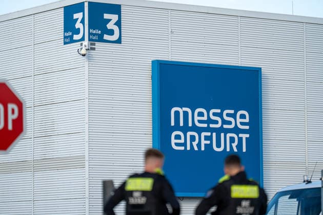 fD Erfurt Laufende Berichterstattung zum AfD-Bundesparteitag in Erfurt Gegenproteste angekündigt Tausende Polizisten im Einsatz Am 4. und 5. Juli 2026 trifft sich die AfD zum 17. Bundesparteitag in Erfurt. Die Veranstaltung findet in der Messehalle 1 der Messe Erfurt statt. Im Fokus steht die turnusgemäße Wahl des Bundesvorstands. Ein breites Bündnis aus Gewerkschaften, Kirchen, Wohlfahrtsverbänden und Parteien (SPD, Grüne, Linke) mobilisiert gegen die Veranstaltung. Es werden zwischen 35.000 und 50.000 Gegendemonstranten in der Stadt erwartet. Das Aktionsbündnis Widersetzen plant gezielte, gewaltfreie Sitzblockaden an den Zufahrtswegen zur Messe, um den Ablauf des Parteitags aktiv zu stören und zu verzögern. Die T