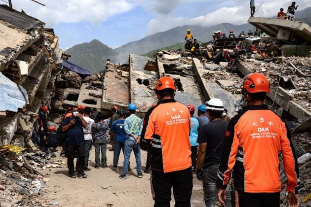 Relief and Rescue Operations Continue After Venezuela Earthquakes PLAYA GRANDE, CATIA LA MAR, LA GUAIRA, VENEZUELA JULY 3, 2026: Emergency responders, humanitarian organizations and volunteers continue relief, search and recovery operations in Playa Grande, Catia La Mar, La Guaira, Venezuela, following the devastating earthquakes that struck the country s northern Caribbean coast. Rescue teams remain deployed in affected neighborhoods while aid workers distribute emergency supplies and support displaced families as recovery efforts continue. According to the latest official figures, at least 2,295 people have been killed, more than 11,000 injured, and thousands displaced by the disaster. A GUAIRA Venezuela (Bolivarian Republic of) Copyright: x xLauraxdexChiclanax xJNAxPressx