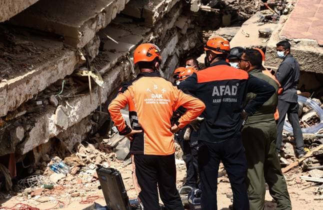 Relief and Rescue Operations Continue After Venezuela Earthquakes PLAYA GRANDE, CATIA LA MAR, LA GUAIRA, VENEZUELA JULY 3, 2026: Emergency responders, humanitarian organizations and volunteers continue relief, search and recovery operations in Playa Grande, Catia La Mar, La Guaira, Venezuela, following the devastating earthquakes that struck the country s northern Caribbean coast. Rescue teams remain deployed in affected neighborhoods while aid workers distribute emergency supplies and support displaced families as recovery efforts continue. According to the latest official figures, at least 2,295 people have been killed, more than 11,000 injured, and thousands displaced by the disaster. A GUAIRA Venezuela (Bolivarian Republic of) Copyright: x xLauraxdexChiclanax xJNAxPressx