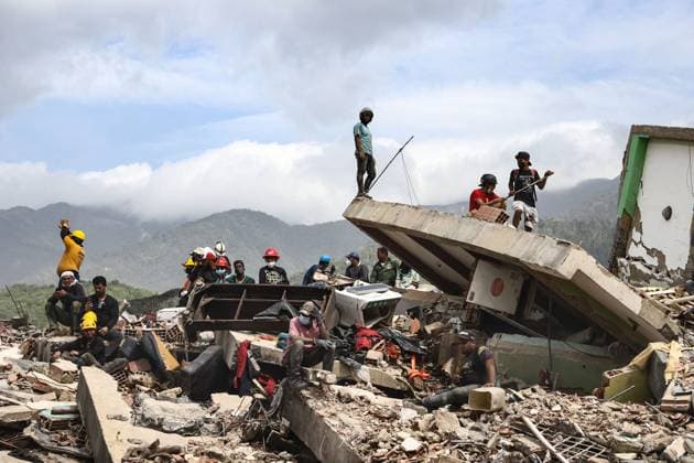 Relief and Rescue Operations Continue After Venezuela Earthquakes PLAYA GRANDE, CATIA LA MAR, LA GUAIRA, VENEZUELA JULY 3, 2026: Emergency responders, humanitarian organizations and volunteers continue relief, search and recovery operations in Playa Grande, Catia La Mar, La Guaira, Venezuela, following the devastating earthquakes that struck the country s northern Caribbean coast. Rescue teams remain deployed in affected neighborhoods while aid workers distribute emergency supplies and support displaced families as recovery efforts continue. According to the latest official figures, at least 2,295 people have been killed, more than 11,000 injured, and thousands displaced by the disaster. A GUAIRA Venezuela (Bolivarian Republic of) Copyright: x xLauraxdexChiclanax xJNAxPressx