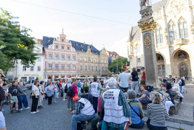 Widersetzen AfD Bundesparteitag 2026 Erfurt 03072027 - Kundgebung der Omas gegen Rechts +++ Unter dem Motto widersetzen beziehungsweise zusammenstehen haben in Erfurt zahlreiche Demonstrationen gegen den Bundesparteitag der Partei Alternative fuer Deutschland (AfD) stattgefunden. Am Rande kam es immer wieder zu Auseinandersetzungen zwischen Demonstrierenden und Polizei. Es wurde auch versucht, den Parteitag durch Sitzblockaden zu verhindern. Erfurt Thueringen Deutschland *** Resist AfD National Party Convention 2026 Erfurt 03072027 Grandmas Against the Right Rally Under the slogans Resist and Stand Together, numerous demonstrations took place in Erfurt against the national party convention of the Alternative for Ge 030726_ppb-10