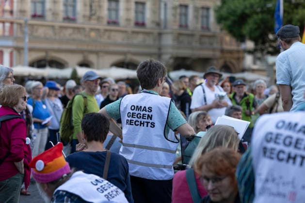 Widersetzen AfD Bundesparteitag 2026 Erfurt 03072027 - Kundgebung der Omas gegen Rechts am Abend zuvor +++ Unter dem Motto widersetzen beziehungsweise zusammenstehen haben in Erfurt zahlreiche Demonstrationen gegen den Bundesparteitag der Partei Alternative fuer Deutschland (AfD) stattgefunden. Am Rande kam es immer wieder zu Auseinandersetzungen zwischen Demonstrierenden und Polizei. Es wurde auch versucht, den Parteitag durch Sitzblockaden zu verhindern. Erfurt Thueringen Deutschland *** Resist AfD National Party Convention 2026 Erfurt 03072027 Grandmas Against the Right rally the evening before Under the slogans Resist and Stand Together, numerous demonstrations took place in Erfurt against the national party conventi 030726_ppb-11