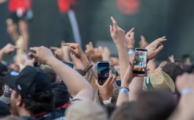 Fußballkultur, Saison 2026 2027, Das Konzert, Rapper Finch im Stadion An der Alten Försterei, Finchis Heimspiel, im Bild: Handy Telefone im Publikum,, 03.07. 2026, *** Soccer Culture, 2026–2027 Season, The Concert, Rapper Finch at the An der Alten Försterei Stadium, Finch s Home Game, Pictured: Cell Phones in the Audience, July 3, 2026, Copyright: xMatthiasxKochx