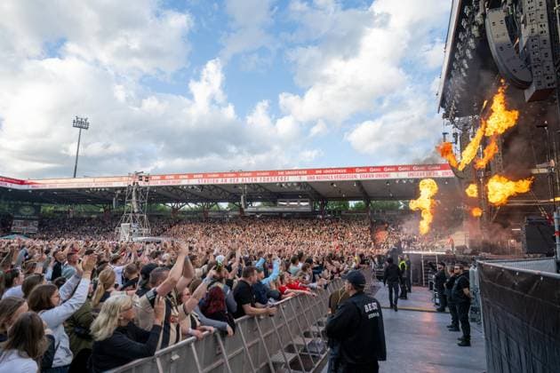 Fußballkultur, Saison 2026 2027, Das Konzert, Rapper Finch im Stadion An der Alten Försterei, Finchis Heimspiel, im Bild: Fans und Zuschauer im Innenraum und auf der Gegengerade, 03.07. 2026, *** Soccer Culture, 2026–2027 Season, The Concert, Rapper Finch at the An der Alten Försterei Stadium, Finch’s Home Game, Pictured: Fans and spectators in the inner section and on the opposite stand, July 3, 2026, Copyright: xMatthiasxKochx