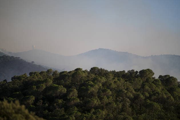 Spain battles major Costa Brava wildfire after 1,800 hectares burn LA BISBAL D’EMPORDA, SPAIN - JULY 03: Smoke billows into the sky as a wildfire tears through the ecologically sensitive Les Gavarres mountain range in the Baix Emporda district of Catalonia, Spain, on July 3, 2026. A wildfire that broke out on Friday in the Baix Emporda district on Spain s Costa Brava has forced tens of thousands of people to remain indoors and has burned around 1,800 hectares, according to preliminary figures from regional authorities, as firefighters continue efforts to bring the blaze under control. Fanned by strong tramontana winds, the fire is affecting mainly the Les Gavarres mountain range, an area of high ecological value. Catalonia s regional govern  Copyright: x2026xAnadoluxLorenaxSopenaxLopezx