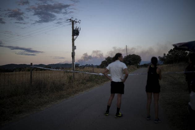 Spain battles major Costa Brava wildfire after 1,800 hectares burn LA BISBAL D’EMPORDA, SPAIN - JULY 03: Smoke billows into the sky as a wildfire tears through the ecologically sensitive Les Gavarres mountain range in the Baix Emporda district of Catalonia, Spain, on July 3, 2026. A wildfire that broke out on Friday in the Baix Emporda district on Spain s Costa Brava has forced tens of thousands of people to remain indoors and has burned around 1,800 hectares, according to preliminary figures from regional authorities, as firefighters continue efforts to bring the blaze under control. Fanned by strong tramontana winds, the fire is affecting mainly the Les Gavarres mountain range, an area of high ecological value. Catalonia s regional govern  Copyright: x2026xAnadoluxLorenaxSopenaxLopezx