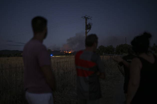 Spain battles major Costa Brava wildfire after 1,800 hectares burn LA BISBAL D’EMPORDA, SPAIN - JULY 03: Smoke billows into the sky as a wildfire tears through the ecologically sensitive Les Gavarres mountain range in the Baix Emporda district of Catalonia, Spain, on July 3, 2026. A wildfire that broke out on Friday in the Baix Emporda district on Spain s Costa Brava has forced tens of thousands of people to remain indoors and has burned around 1,800 hectares, according to preliminary figures from regional authorities, as firefighters continue efforts to bring the blaze under control. Fanned by strong tramontana winds, the fire is affecting mainly the Les Gavarres mountain range, an area of high ecological value. Catalonia s regional govern  Copyright: x2026xAnadoluxLorenaxSopenaxLopezx