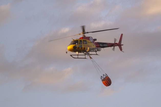 Spain battles major Costa Brava wildfire after 1,800 hectares burn LA BISBAL D’EMPORDA, SPAIN - JULY 03: A helicopter carries water to contain flames as a wildfire tears through the ecologically sensitive Les Gavarres mountain range in the Baix Emporda district of Catalonia, Spain, on July 3, 2026. A wildfire that broke out on Friday in the Baix Emporda district on Spain s Costa Brava has forced tens of thousands of people to remain indoors and has burned around 1,800 hectares, according to preliminary figures from regional authorities, as firefighters continue efforts to bring the blaze under control. Fanned by strong tramontana winds, the fire is affecting mainly the Les Gavarres mountain range, an area of high ecological value. Catalonia  Copyright: x2026xAnadoluxLorenaxSopenaxLopezx