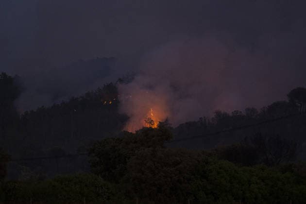 Spain battles major Costa Brava wildfire after 1,800 hectares burn LA BISBAL D’EMPORDA, SPAIN - JULY 03: Smoke billows into the sky as a wildfire tears through the ecologically sensitive Les Gavarres mountain range in the Baix Emporda district of Catalonia, Spain, on July 3, 2026. A wildfire that broke out on Friday in the Baix Emporda district on Spain s Costa Brava has forced tens of thousands of people to remain indoors and has burned around 1,800 hectares, according to preliminary figures from regional authorities, as firefighters continue efforts to bring the blaze under control. Fanned by strong tramontana winds, the fire is affecting mainly the Les Gavarres mountain range, an area of high ecological value. Catalonia s regional govern  Copyright: x2026xAnadoluxLorenaxSopenaxLopezx