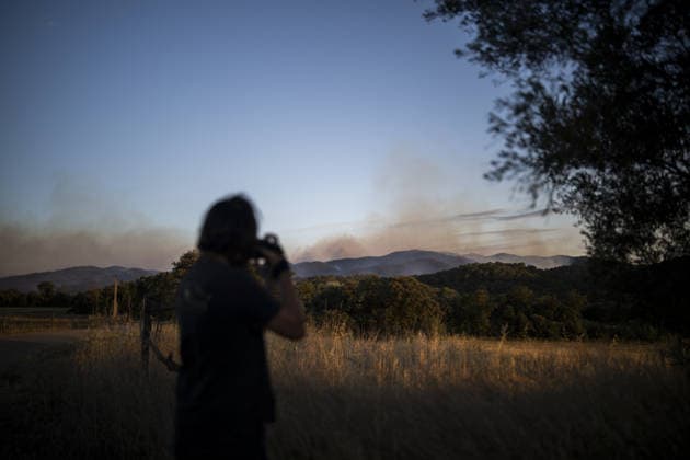 Spain battles major Costa Brava wildfire after 1,800 hectares burn LA BISBAL D’EMPORDA, SPAIN - JULY 03: Smoke billows into the sky as a wildfire tears through the ecologically sensitive Les Gavarres mountain range in the Baix Emporda district of Catalonia, Spain, on July 3, 2026. A wildfire that broke out on Friday in the Baix Emporda district on Spain s Costa Brava has forced tens of thousands of people to remain indoors and has burned around 1,800 hectares, according to preliminary figures from regional authorities, as firefighters continue efforts to bring the blaze under control. Fanned by strong tramontana winds, the fire is affecting mainly the Les Gavarres mountain range, an area of high ecological value. Catalonia s regional govern  Copyright: x2026xAnadoluxLorenaxSopenaxLopezx