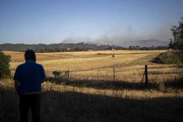 Spain battles major Costa Brava wildfire after 1,800 hectares burn LA BISBAL D’EMPORDA, SPAIN - JULY 03: Smoke billows into the sky as a wildfire tears through the ecologically sensitive Les Gavarres mountain range in the Baix Emporda district of Catalonia, Spain, on July 3, 2026. A wildfire that broke out on Friday in the Baix Emporda district on Spain s Costa Brava has forced tens of thousands of people to remain indoors and has burned around 1,800 hectares, according to preliminary figures from regional authorities, as firefighters continue efforts to bring the blaze under control. Fanned by strong tramontana winds, the fire is affecting mainly the Les Gavarres mountain range, an area of high ecological value. Catalonia s regional govern  Copyright: x2026xAnadoluxLorenaxSopenaxLopezx