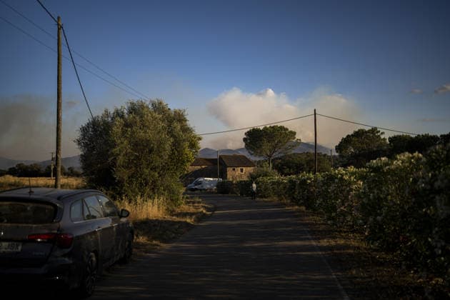 Spain battles major Costa Brava wildfire after 1,800 hectares burn LA BISBAL D’EMPORDA, SPAIN - JULY 03: Smoke billows into the sky as a wildfire tears through the ecologically sensitive Les Gavarres mountain range in the Baix Emporda district of Catalonia, Spain, on July 3, 2026. A wildfire that broke out on Friday in the Baix Emporda district on Spain s Costa Brava has forced tens of thousands of people to remain indoors and has burned around 1,800 hectares, according to preliminary figures from regional authorities, as firefighters continue efforts to bring the blaze under control. Fanned by strong tramontana winds, the fire is affecting mainly the Les Gavarres mountain range, an area of high ecological value. Catalonia s regional govern  Copyright: x2026xAnadoluxLorenaxSopenaxLopezx