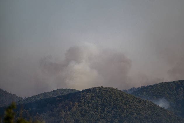 Spain battles major Costa Brava wildfire after 1,800 hectares burn LA BISBAL D’EMPORDA, SPAIN - JULY 03: Smoke billows into the sky as a wildfire tears through the ecologically sensitive Les Gavarres mountain range in the Baix Emporda district of Catalonia, Spain, on July 3, 2026. A wildfire that broke out on Friday in the Baix Emporda district on Spain s Costa Brava has forced tens of thousands of people to remain indoors and has burned around 1,800 hectares, according to preliminary figures from regional authorities, as firefighters continue efforts to bring the blaze under control. Fanned by strong tramontana winds, the fire is affecting mainly the Les Gavarres mountain range, an area of high ecological value. Catalonia s regional govern  Copyright: x2026xAnadoluxLorenaxSopenaxLopezx