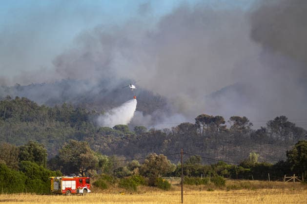 Spain battles major Costa Brava wildfire after 1,800 hectares burn LA BISBAL D’EMPORDA, SPAIN - JULY 03: A helicopter carries water to contain flames as a wildfire tears through the ecologically sensitive Les Gavarres mountain range in the Baix Emporda district of Catalonia, Spain, on July 3, 2026. A wildfire that broke out on Friday in the Baix Emporda district on Spain s Costa Brava has forced tens of thousands of people to remain indoors and has burned around 1,800 hectares, according to preliminary figures from regional authorities, as firefighters continue efforts to bring the blaze under control. Fanned by strong tramontana winds, the fire is affecting mainly the Les Gavarres mountain range, an area of high ecological value. Catalonia  Copyright: x2026xAnadoluxLorenaxSopenaxLopezx