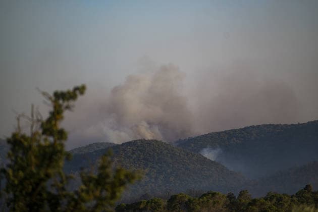 Spain battles major Costa Brava wildfire after 1,800 hectares burn LA BISBAL D’EMPORDA, SPAIN - JULY 03: Smoke billows into the sky as a wildfire tears through the ecologically sensitive Les Gavarres mountain range in the Baix Emporda district of Catalonia, Spain, on July 3, 2026. A wildfire that broke out on Friday in the Baix Emporda district on Spain s Costa Brava has forced tens of thousands of people to remain indoors and has burned around 1,800 hectares, according to preliminary figures from regional authorities, as firefighters continue efforts to bring the blaze under control. Fanned by strong tramontana winds, the fire is affecting mainly the Les Gavarres mountain range, an area of high ecological value. Catalonia s regional govern  Copyright: x2026xAnadoluxLorenaxSopenaxLopezx