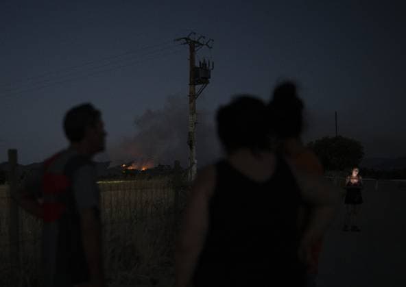 Spain battles major Costa Brava wildfire after 1,800 hectares burn LA BISBAL D’EMPORDA, SPAIN - JULY 03: Smoke billows into the sky as a wildfire tears through the ecologically sensitive Les Gavarres mountain range in the Baix Emporda district of Catalonia, Spain, on July 3, 2026. A wildfire that broke out on Friday in the Baix Emporda district on Spain s Costa Brava has forced tens of thousands of people to remain indoors and has burned around 1,800 hectares, according to preliminary figures from regional authorities, as firefighters continue efforts to bring the blaze under control. Fanned by strong tramontana winds, the fire is affecting mainly the Les Gavarres mountain range, an area of high ecological value. Catalonia s regional govern  Copyright: x2026xAnadoluxLorenaxSopenaxLopezx
