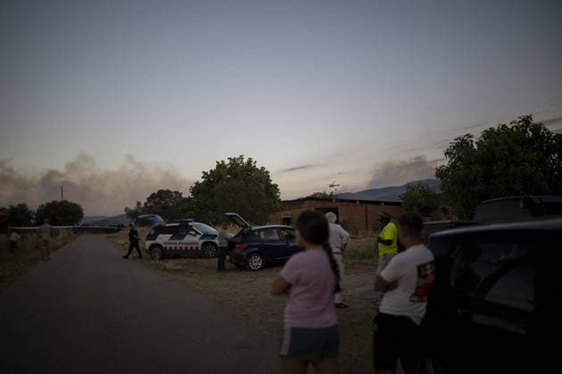 Spain battles major Costa Brava wildfire after 1,800 hectares burn LA BISBAL D’EMPORDA, SPAIN - JULY 03: Smoke billows into the sky as a wildfire tears through the ecologically sensitive Les Gavarres mountain range in the Baix Emporda district of Catalonia, Spain, on July 3, 2026. A wildfire that broke out on Friday in the Baix Emporda district on Spain s Costa Brava has forced tens of thousands of people to remain indoors and has burned around 1,800 hectares, according to preliminary figures from regional authorities, as firefighters continue efforts to bring the blaze under control. Fanned by strong tramontana winds, the fire is affecting mainly the Les Gavarres mountain range, an area of high ecological value. Catalonia s regional govern  Copyright: x2026xAnadoluxLorenaxSopenaxLopezx
