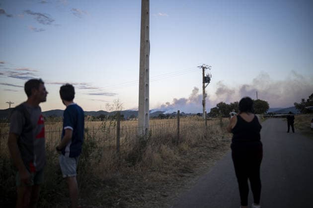 Spain battles major Costa Brava wildfire after 1,800 hectares burn LA BISBAL D’EMPORDA, SPAIN - JULY 03: Smoke billows into the sky as a wildfire tears through the ecologically sensitive Les Gavarres mountain range in the Baix Emporda district of Catalonia, Spain, on July 3, 2026. A wildfire that broke out on Friday in the Baix Emporda district on Spain s Costa Brava has forced tens of thousands of people to remain indoors and has burned around 1,800 hectares, according to preliminary figures from regional authorities, as firefighters continue efforts to bring the blaze under control. Fanned by strong tramontana winds, the fire is affecting mainly the Les Gavarres mountain range, an area of high ecological value. Catalonia s regional govern  Copyright: x2026xAnadoluxLorenaxSopenaxLopezx