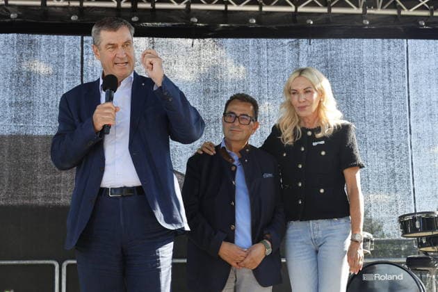 Saskia Greipl Charity Sommerfest 2026 Markus Söder, Stavros Kostantinidis und Saskia Greipl-Kostantinidis beim Greipl Charity Sommerfest zugunsten von LichtBlick Seniorenhilfe e.V. im Prof. Erich Greipl Stadion. Ismaning, 03.07.2026 Ismanin b.München Stadion Ismaning Bayern D *** Saskia Greipl Charity Summer Festival 2026 Markus Söder, Stavros Kostantinidis, and Saskia Greipl Kostantinidis at the Greipl Charity Summer Festival to benefit LichtBlick Seniorenhilfe e.V. at the Prof. Erich Greipl Stadium in Ismaning, July 3, 2026, Ismaning, near Munich, Ismaning Stadium, Bavaria, Germany Copyright: xAgenturxMatthiasxWehnertx xReinhardxZichyx