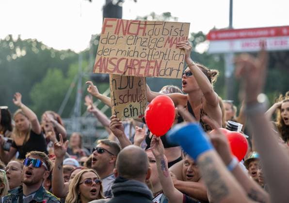 Fußballkultur, Saison 2026 2027, Das Konzert, Rapper Finch im Stadion An der Alten Försterei, Finchis Heimspiel, im Bild: Fans und Zuschauer im Innenraum, 03.07. 2026, *** Soccer Culture, 2026–2027 Season, The Concert, Rapper Finch at the An der Alten Försterei Stadium, Finch s Home Game, Pictured: Fans and Spectators in the Stands, July 3, 2026, Copyright: xMatthiasxKochx