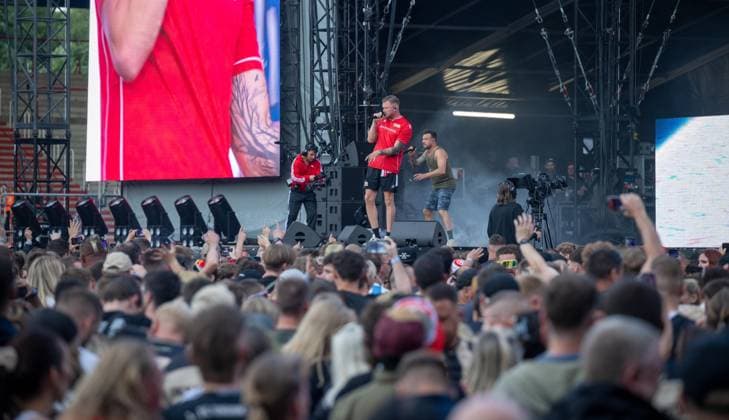 Fußballkultur, Saison 2026 2027, Das Konzert, Rapper Finch im Stadion An der Alten Försterei, Finchis Heimspiel, im Bild: Finch und Fans, 03.07. 2026, *** Soccer Culture, 2026–2027 Season, The Concert, Rapper Finch at the An der Alten Försterei Stadium, Finch s Home Game, Pictured: Finch and Fans, July 3, 2026, Copyright: xMatthiasxKochx