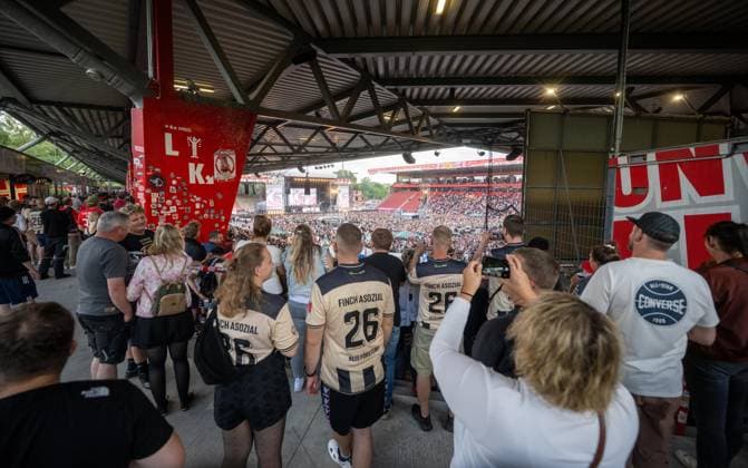 Fußballkultur, Saison 2026 2027, Das Konzert, Rapper Finch im Stadion An der Alten Försterei, Finchis Heimspiel, im Bild: Fans im Stadion, 03.07. 2026, *** Soccer Culture, 2026–2027 Season, The Concert, Rapper Finch at the An der Alten Försterei Stadium, Finch s Home Game, Pictured: Fans at the Stadium, July 3, 2026, Copyright: xMatthiasxKochx