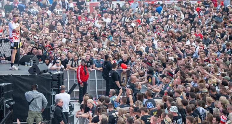 Fußballkultur, Saison 2026 2027, Das Konzert, Rapper Finch im Stadion An der Alten Försterei, Finchis Heimspiel, im Bild: Finch (l.) und Fans, 03.07. 2026, *** Soccer Culture, 2026–2027 Season, The Concert, Rapper Finch at the An der Alten Försterei Stadium, Finch s Home Game, Pictured: Finch and Fans, July 3, 2026, Copyright: xMatthiasxKochx