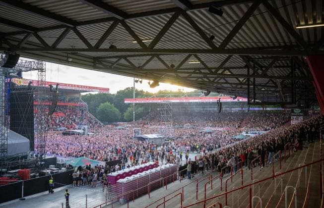 Fußballkultur, Saison 2026 2027, Das Konzert, Rapper Finch im Stadion An der Alten Försterei, Finchis Heimspiel, im Bild: Übersicht mit Bühne, 03.07. 2026, *** Soccer Culture, 2026–2027 Season, The Concert, Rapper Finch at the An der Alten Försterei Stadium, Finch s Home Game, Photo: Overview with Stage, July 3, 2026, Copyright: xMatthiasxKochx