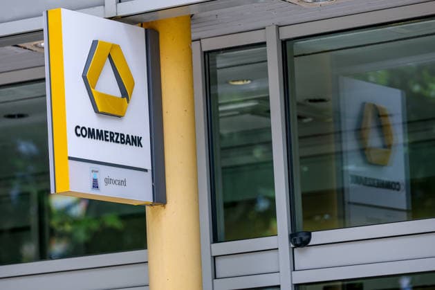 03.07.2026, Hamburg, Filiale mit Schriftzug Logo der Commerzbank. Die Bank steht vor einer Übernahme der Großbank Unicredit. Aktionäre entscheiden über das Übernahmeangebot der italienischen Aktiengesellschaft. Übernahmekampf Bankenübernahme Übernahmeangebot Hamburg Deutschland